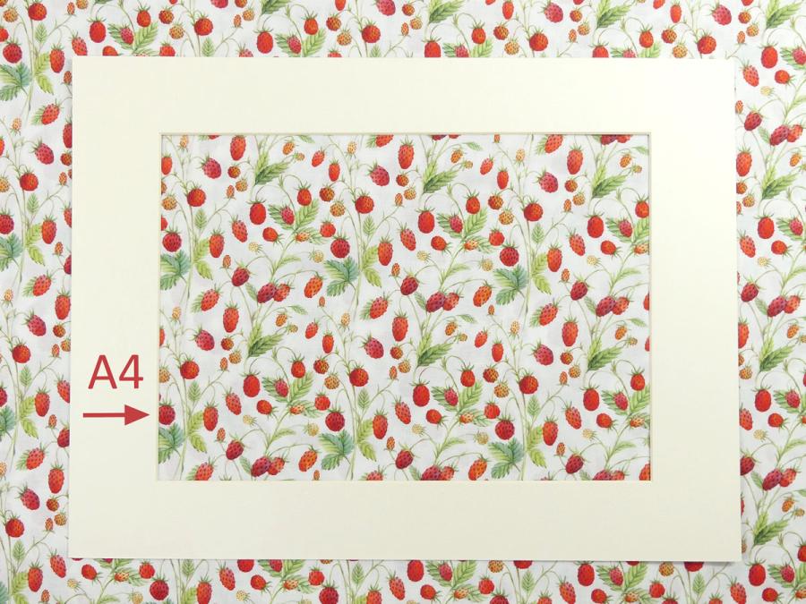 Patchworkstoff mit herrlichen Walderdbeeren auf weißem Hintergung von In the Beginning Fabrics A4 Maß